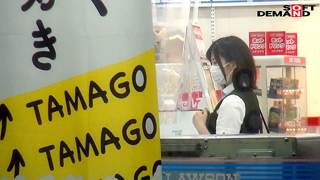 明るい顔して精飲マゾビッチ。お金よりSEXしたくてAVに来たどすけべフッ軽シロウトちゃん。 東京 世田谷 ■■■商店街 不動産営業2年目 ごっくん大好き美島由紀さん（仮名・23歳）仕事終わりに1泊2日AVデビュー