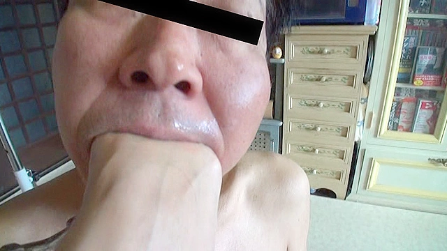 可愛いOL様がサンダルとナマ足で蹴り顔がパンパンに腫れた召使い