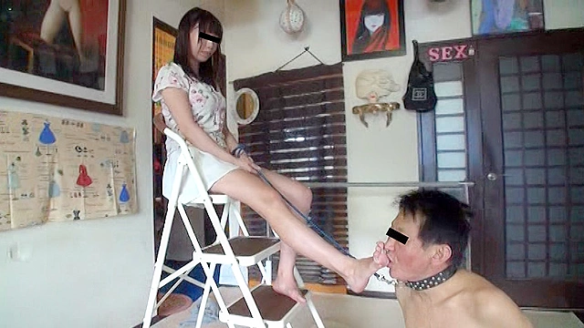可愛いOL様がサンダルとナマ足で蹴り顔がパンパンに腫れた召使い