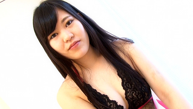 恥じらって見えても、垣間見える卑猥な顔は淫活好きで満更でもないようだ。／山口春菜