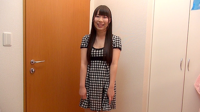 完全ドキュメント！現役グラビアアイドル玄関開けたら2分で極エロデビュー！ ユイ