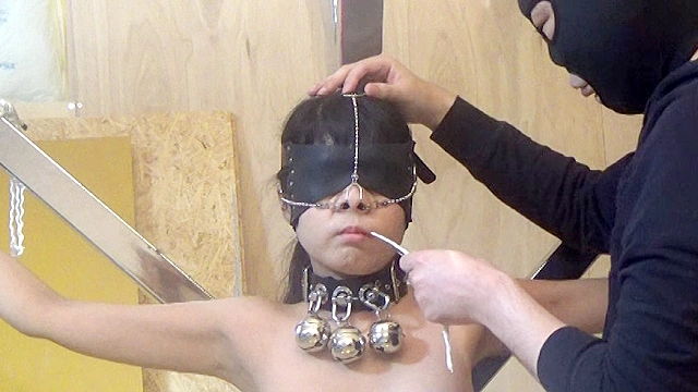 「素人の三方向鼻フックと全頭マスク こより綿棒責め＆くすぐり窒息地獄」