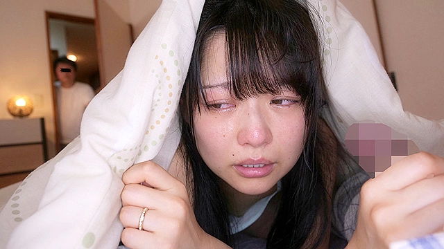 夫がいるのに泣きながら囁き淫語で部下を誘惑する上司の妻は久しぶりに膣奥を突かれ気持ち良すぎて涙が止まらない嬉し泣きセックス