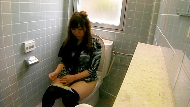 授業参観に来た母親おもらしトイレオナニー