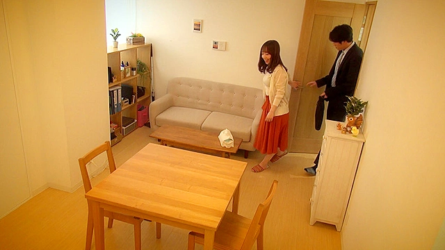 ニンゲン観察 真っ昼間から夫のお抱え税理士とお茶の間不倫SEXに溺れる淫乱若妻