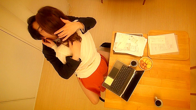 ニンゲン観察 真っ昼間から夫のお抱え税理士とお茶の間不倫SEXに溺れる淫乱若妻