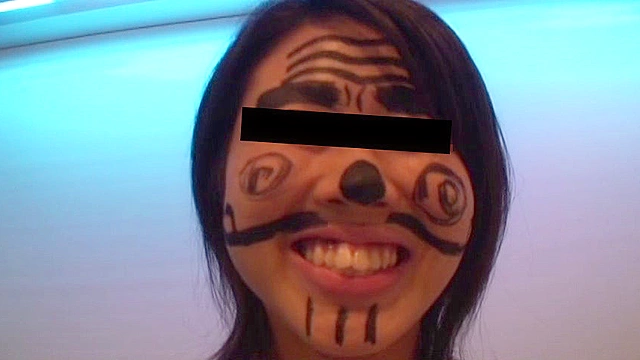 女性の顔に、水性マジックでいたずらを書くと嘘を言って油性マジックで書いてしまいました！ パート1