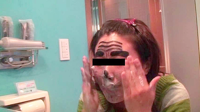女性の顔に、水性マジックでいたずらを書くと嘘を言って油性マジックで書いてしまいました！ パート1