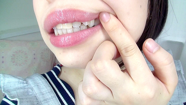 松浦ゆきなちゃんの歯・口内自撮り