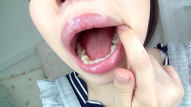 松浦ゆきなちゃんの歯・口内自撮り