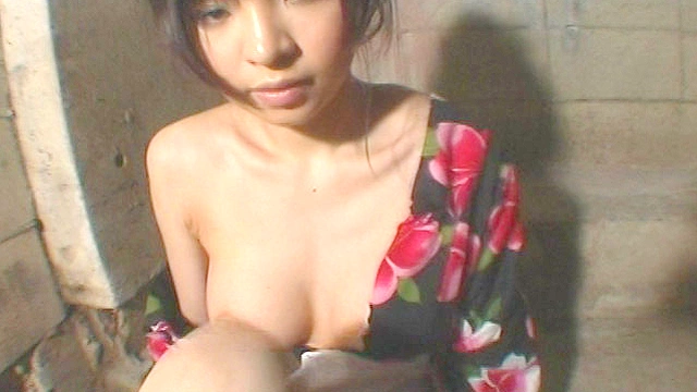 追いつめられた女の太腿と下半身