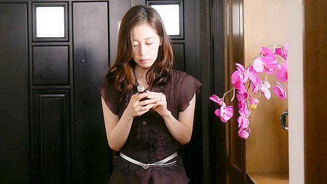 洗○エナジードリンクを飲んでしまって、完全従僕化になって発情するセレブ人妻 篠田ゆう