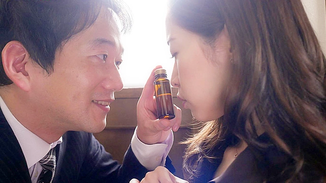 洗○エナジードリンクを飲んでしまって、完全従僕化になって発情するセレブ人妻 篠田ゆう