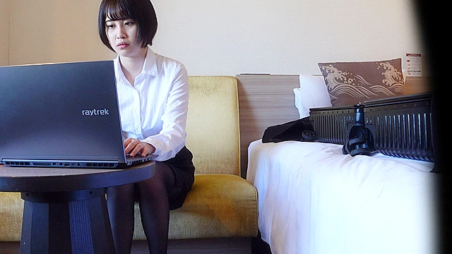 ビジネスホテル無防備オナニー ショートヘア美人OL・痙攣イキ ＃1