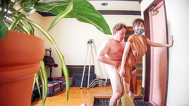 コスプレ企画と偽り、即ハメ即尺SEX 冨安れおな