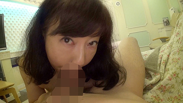 配信サイトで驚異の売り上げを叩き出した伝説的コンテンツをDVD化！ ザワつく素人熟女神動画6 控えめ熟女の人生初浮気×受精セックスが熱い！ 12人240分