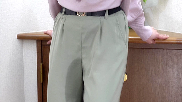 トイレに間に合わずに、そのままオモラシ…してしまいました。。。見ます？ 衣織