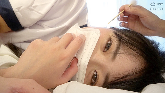 人気女優 泉りおんチャンの耳くすぐり＆耳かきプレイ！