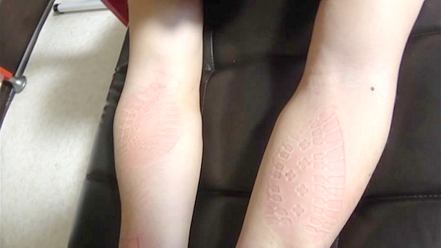 2足のブーツで体中に痕が残るまで踏まれることが美人ウエイトレス様への忠誠心