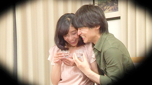 シ●ウト人妻の浮気現場を盗●生中継（3）完全版～出会い系で知り合った男に中●しまで許してしまうのか！？