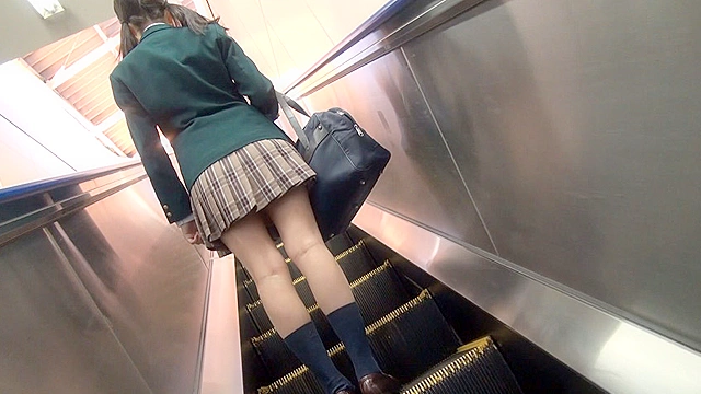「女性専用車両で初めて唾液が交わるほどのレズキスをされた女はパンツを濡らしながら発情するまで何分？」 VOL.1
