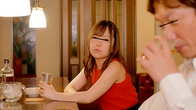 住宅街のスナックに旦那と喧嘩したのか、一人がぶ飲みしているソソるエロ若妻。女の目線は明らかに俺！しかもガン見しながらパンツを見せてくる！？すると勃起している俺に気づいたのか隣に黙って座り俺の股間をモミモミ！マスターも気を利かせていなくなったので若妻にすり寄られて肉棒を食べられました！！俺人生で初めてエロイ若妻に喰われちゃう夢の体験！！