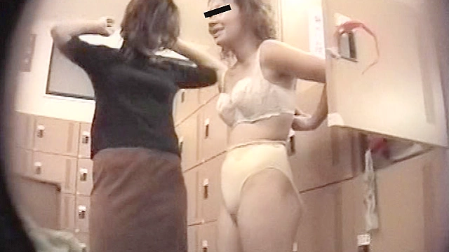 ○撮パラダイス 脱衣所 今ドキ女子をコッソリ覗見 カメラに捉えられた確かな真実！今、目の前で女の子が脱いでいます