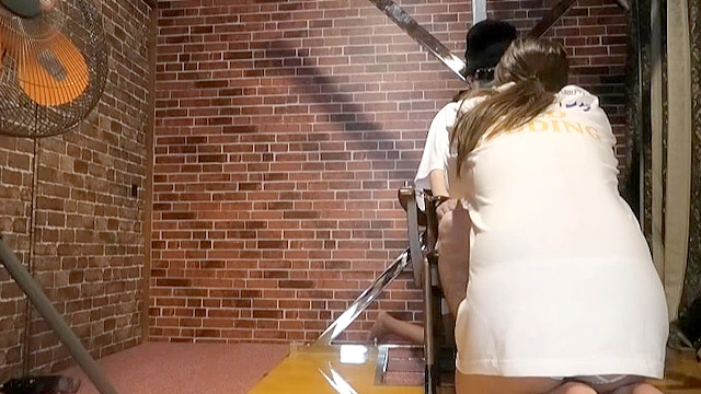 レンガのSMルームで椅子に拘束されて2人の痴女からくすぐり刑にかけられたM男！