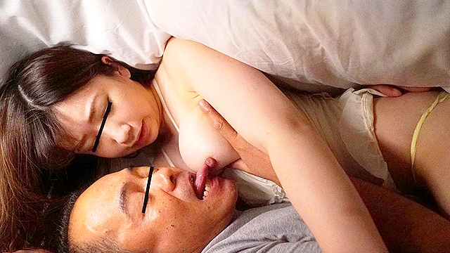 「お義父さまパンツ見すぎですよぉ（ハート）」淡白な夫とセックスレスの若妻がスケベ義父をパンチラ誘惑！夫や義母の寝てる横で義父とするエッチはスリルと快感で死んでしまいそう。