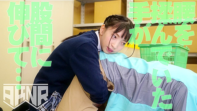 娘の友達にマッサージされ四つん這いの状態でいきなり後ろから誘惑手コキ！おまけに正面からまたがられ、身動きが取れないベロキスホールド！！