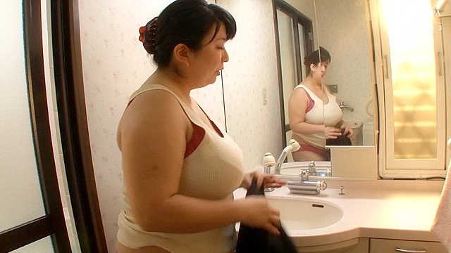 日常生活を送る人妻の意図しなく艶めかしい生着替え 官能的エロシチュエーションに興奮が止まらない濃密中出しセックス 40人8時間