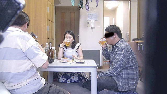 酔いつぶれた旦那さんのすぐ側で奥さんを寝取る10