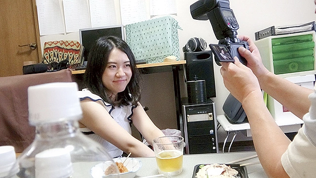 酔いつぶれた旦那さんのすぐ側で奥さんを寝取る10
