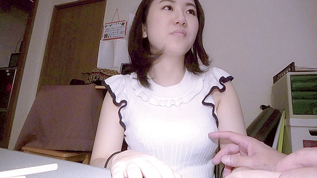 酔いつぶれた旦那さんのすぐ側で奥さんを寝取る10