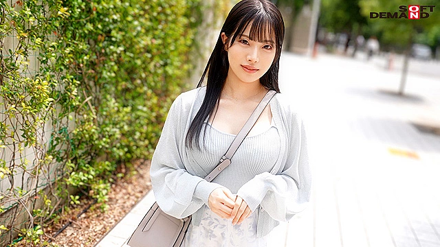【初撮り】現役2年目看護師が仕事を抜け出して平日アポでさくっとAV 撮影 噛まれながらされるとビショビショに濡れちゃう  めい 21歳