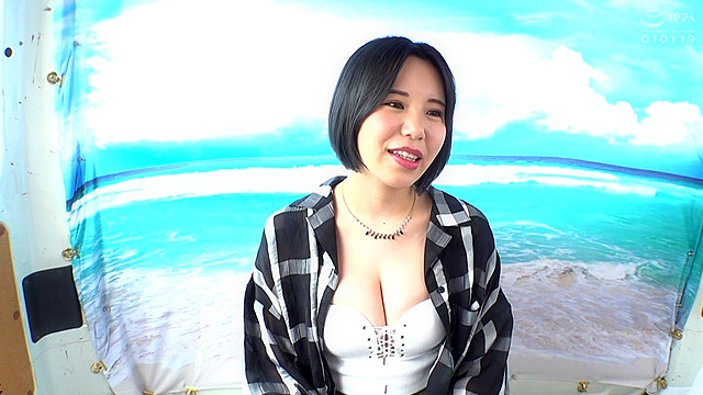 それなーっ！こっそり媚薬で勝手に性欲覚醒巨乳JDがビキニで挑戦するヌルッヌルオイルマッサージ！いやだ勃起しちゃう…凸ったビーチク＆クリトリスを激震電マで執拗に愛撫、ガニ股失禁イキ潮ブッシャーッ！～りな編～