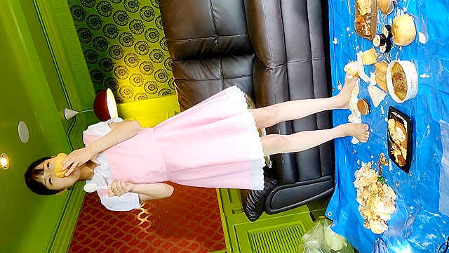 アイドル級美少女の裸足で弁当クラッシュ その3