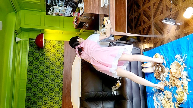 アイドル級美少女の裸足で弁当クラッシュ その3
