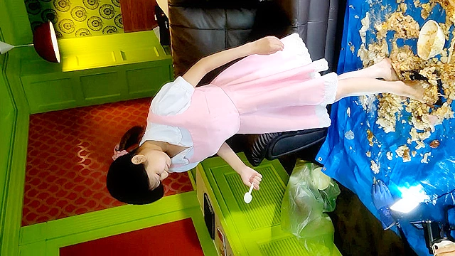 アイドル級美少女の裸足で弁当クラッシュ その3