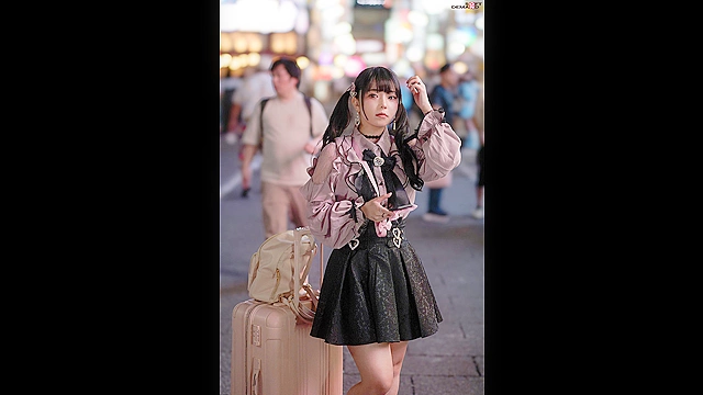 この娘の飾った顔面をチ○ポ汁まみれにしてぐしゃぐしゃにします。