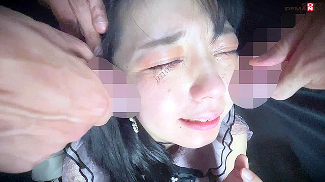 この娘の飾った顔面をチ○ポ汁まみれにしてぐしゃぐしゃにします。