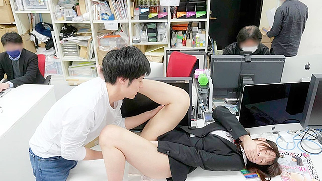『お仕事中の未来ちゃんにエッチなミッションを仕掛けて欲しい』というユーザーさんからのリクエストに応えました！！ハメられまくり、イカされまくりの業務中声我慢SEX 中丸未来