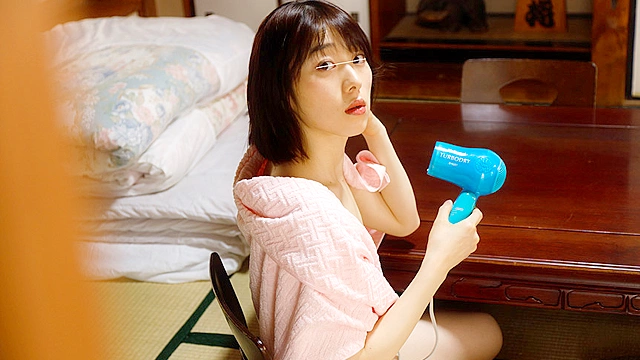 無防備な風呂上がり姿でいるワケあり欲求不満な従姉妹たちが、エッチしたいの！と抱きついてきた！ バスタオルからチラ見えする乳首にぷりぷり丸尻パンツが僕のチ○ポを硬くさせた！