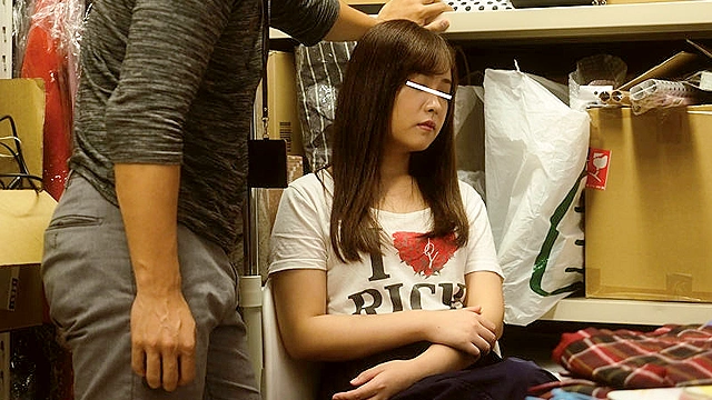 万引きしたのに生意気な態度の女 許す代わりにSEXしていったら可愛い声でヨガリ始めた