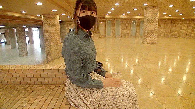 ナンパコNo.37 「ラップが守ってくれるから♪」と経験少ない初心なスレンダー美女の盛りマンにラップを被せ素股へ！カチカチ生チンで激しく擦って突き破り挿入！掻き回されて連続中出しされたプチパニックの地下アイドルさん！