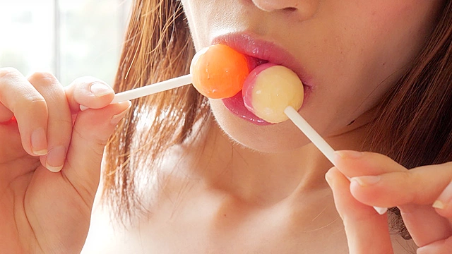 【舌ベロ】超エロい舌を持つ極上美女 桐山結羽ちゃんのチュッパチャップス舐め！