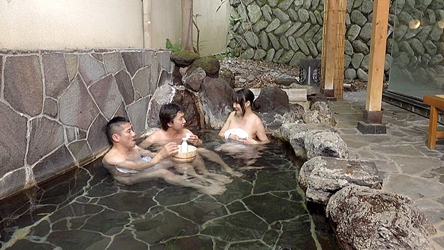「混浴温泉でご近所の美熟妻と二人きり 大きな胸を見ながらせんずりしているのがバレて怒られるかと思ったら…」 VOL.2