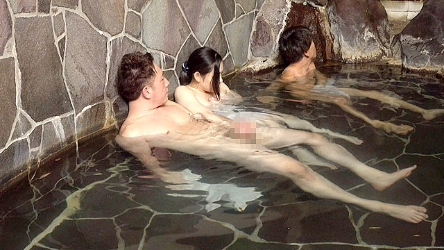 「混浴温泉でご近所の美熟妻と二人きり 大きな胸を見ながらせんずりしているのがバレて怒られるかと思ったら…」 VOL.2