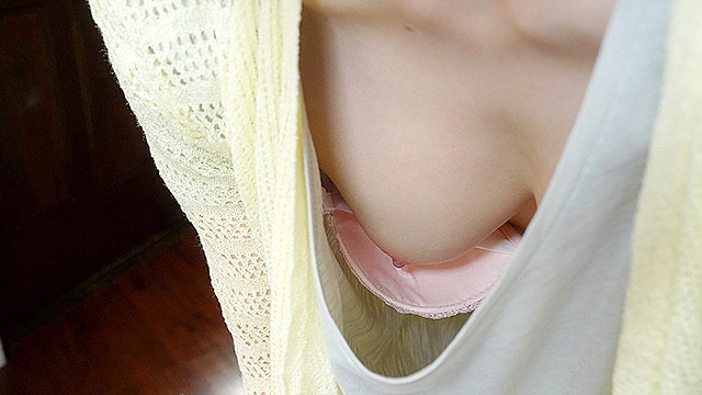 こんなピンクの乳首見たことない！近所の人妻さんの浮きブラ乳首に即勃起してしまった僕 七海ティナ