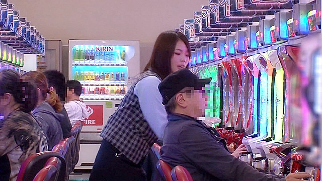 接客中に顔を紅潮させながら感じまくるバイト娘 特別編 パチンコ店中出しSP ～ホールレディ、カウンターレディ、イベントガール、コーヒーレディ～